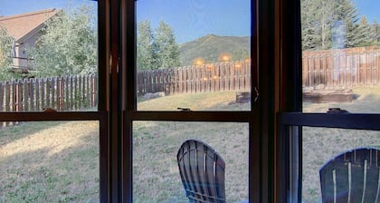 Off-Season-myynti! Koiran ystävällinen / valtava piha (aidattu), AC, upeat näkymät, yksityinen poreallas, bussi, puisto