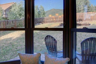 Dog Friendly & Private Hot Tub! Steps to Ski/Town Bus/Whistler Park+Garage-W/D-Grill-Big Fenced Yard