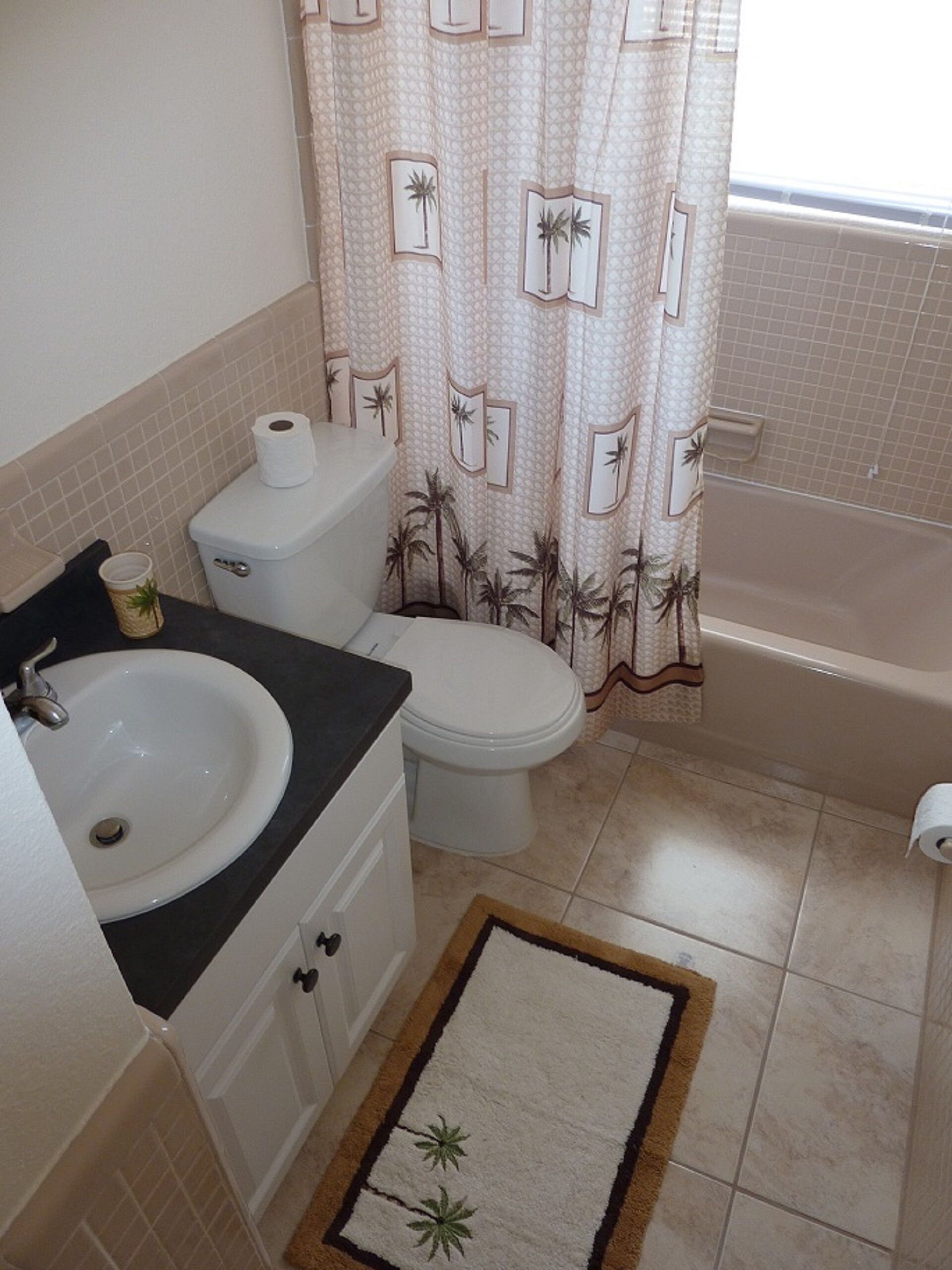 Ein Badezimmer mit Toilette, Waschbecken und Badewanne.