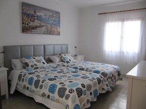 3 chambres, coffres-forts dans les chambres, fer et planche à repasser