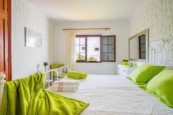 2 bedrooms, in-room safe, iron/ironing board, free WiFi