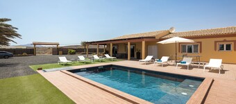 VILLA OLIVA swimming pool with hydro-massage wifi air conditioning and lots of space.