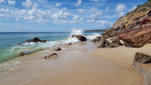 Villa with 3 bedrooms, 2 full bathrooms and terrace. Completely Renovated.