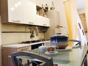 Fridge, oven, stovetop, coffee/tea maker - Ancient PAJARA typical Trulli 5m from the sea of GALLIPOLI in Salento (Galatone)