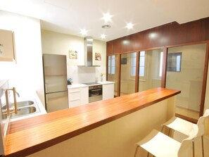 Kühlschrank, Mikrowelle, Ofen, Geschirrspüler