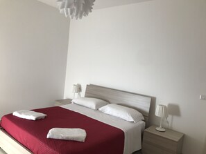 2 bedrooms, iron/ironing board, travel cot, free WiFi