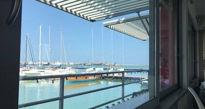 Appartement à 150 mÚtres de la mer avec terrasse et jardin privé.<br><br>