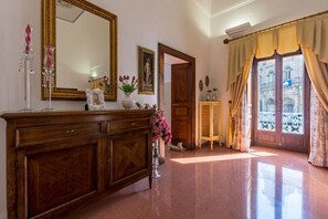 Interior - PALAZZOTTO LADY MARJON Free Wife (OSTUNI)