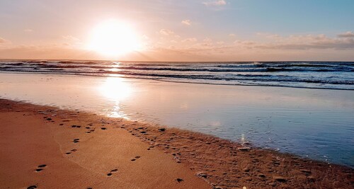 Modern seaside cottage, dog friendly, 200m from beach at Harlyn Bay. nr Padstow