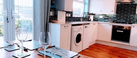 Kylskåp, mikrovågsugn, ugn och spishäll