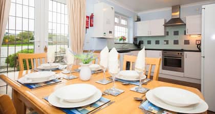 Cottage moderne en bord de mer, pour chiens, Ă 200m de la plage de Harlyn Bay. nr Padstow