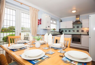 Modern seaside cottage, dog friendly, 200m from beach at Harlyn Bay. nr Padstow