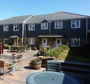 Outdoor dining - Modern seaside cottage, dog friendly, 200m from beach at Harlyn Bay. nr Padstow (Harlyn bay)