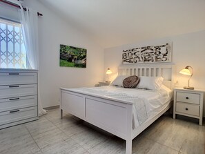 3 slaapkamers, een strijkplank/strijkijzer, gratis wifi, beddengoed