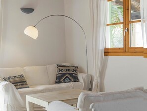 Televisión y chimenea 