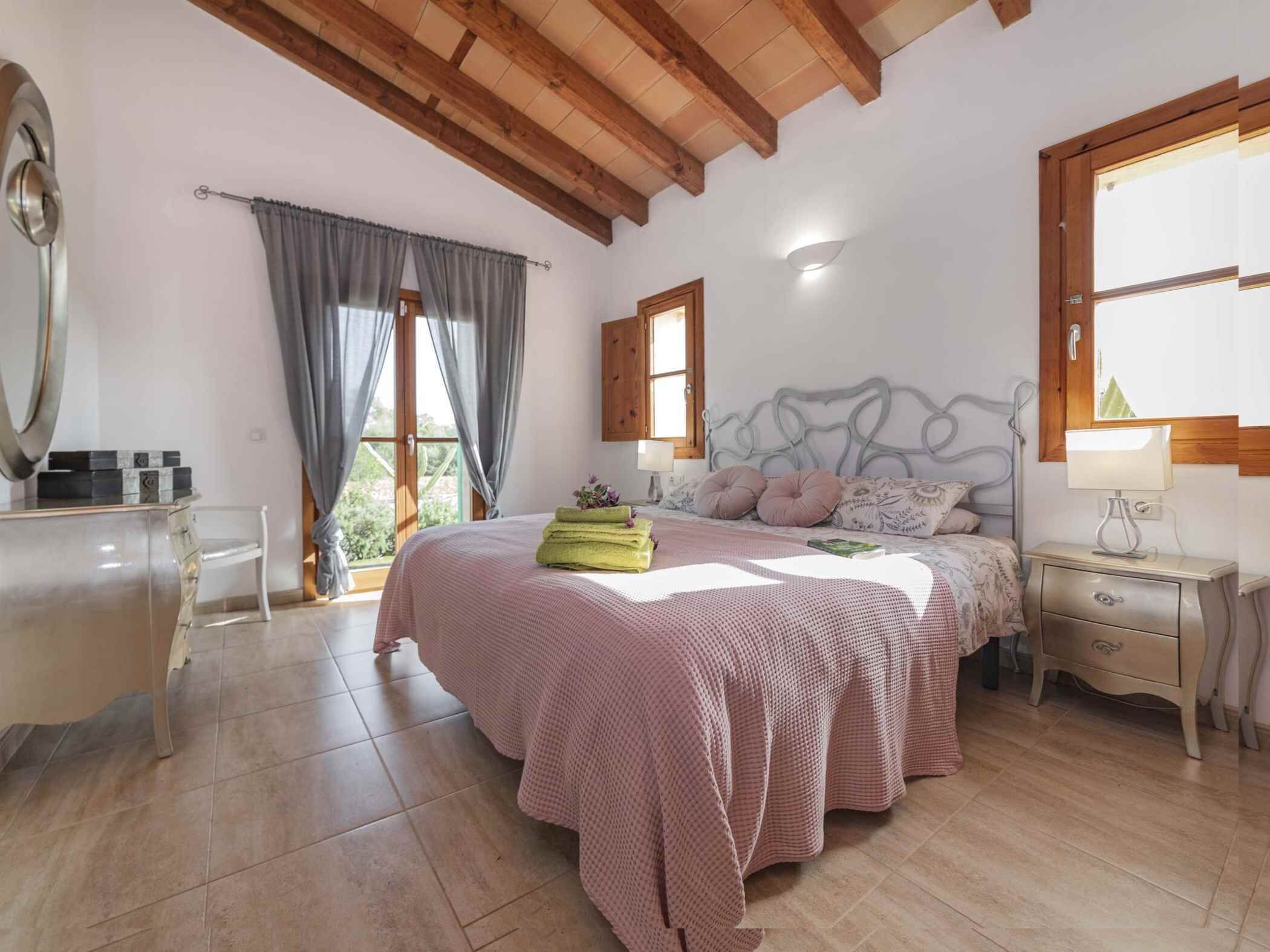 3 dormitorios, tabla de planchar con plancha, Internet y ropa de cama