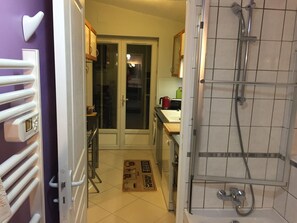 Ensemble baignoire-douche, séchoir à cheveux, savon, papier de toilette