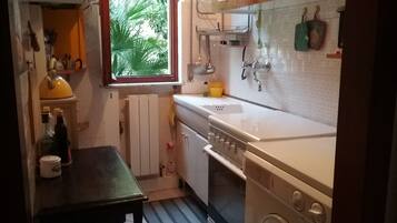 Réfrigérateur, four, plaque de cuisson, cafetiÚre/bouilloire