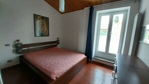 2 makuuhuonetta, silitysrauta/-lauta, ilmainen Wi-Fi, vuodevaatteet