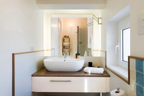 Douche, séchoir à cheveux, serviettes fournies