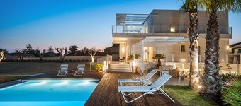Villa fronte mare con piscina e area wellness a Marina di Modica, Sicilia