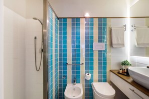 Dusche, Haartrockner, Handtücher