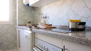 Een koelkast, een microgolfoven, een oven, een vaatwasser