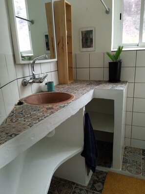 Dusj, hårføner, håndklær og toalettpapir