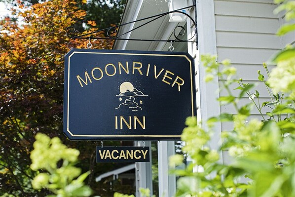 A sign for Moonriver Inn with a moon and stars illustration, and a smaller sign below indicating vacancy. - Moonriver Inn (Narrowsburg)