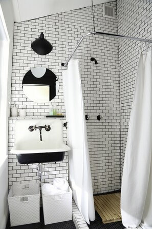 Superior Room, 1 King Bed | Bathroom | Free toiletries, hair dryer, bathrobes, slippers