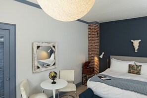 スーペリア ルーム キングベッド 1 台 | イタリアのフレッテ製シーツ、高級寝具、羽毛の掛け布団、客室ごとに異なる装飾