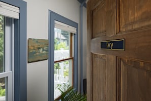 Une porte en bois avec une plaque portant le nom « Ivy ».