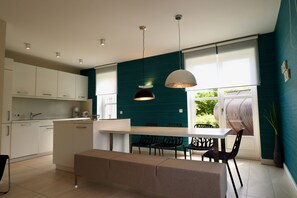 ثلاجة، فرن، موقد طهي مسطح، غسالة أطباق