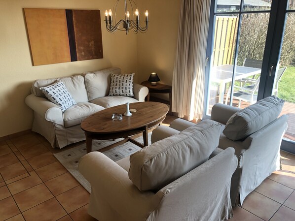 Télévision, cheminée, livres, chaîne hi-fi