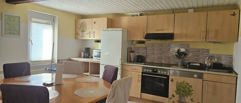 Réfrigérateur, four à micro-ondes, un four, surface de cuisson