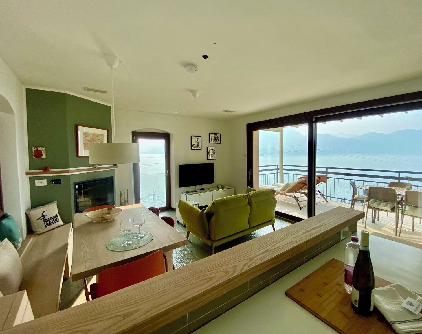 智能电视、壁炉、书、立体声音响