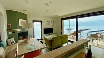 Smart-TV, Kamin, Bücher, Stereoanlage