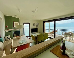 Smart TV, chimenea, libros y estéreo 