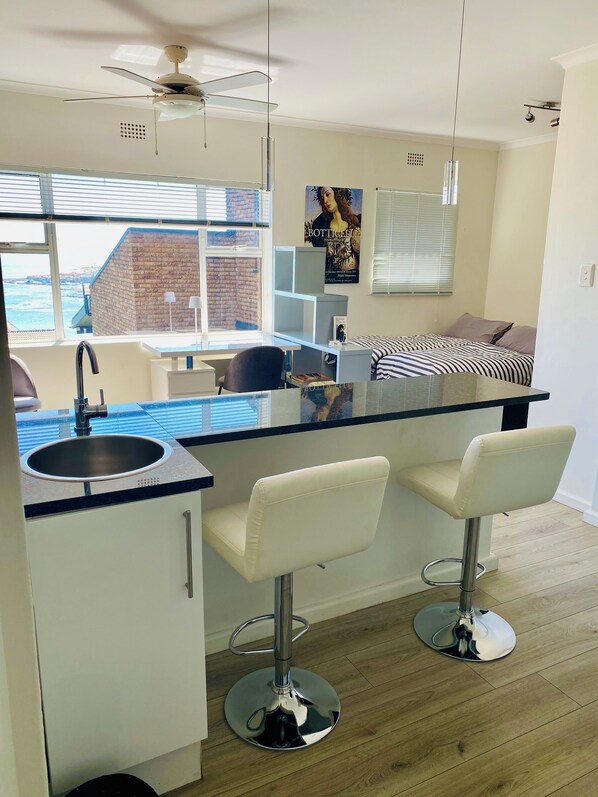 Interior - Studio apartment with sea view and direct view of Table Mountain (Kapstadt, Gordon's Bay)