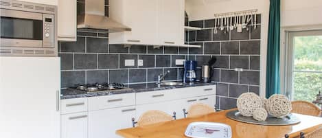 Kühlschrank, Geschirrspüler, Wasserkocher mit Kaffee-/Teezubehör