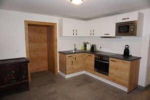 Fridge, microwave, oven, stovetop - Barrier-free 85m2 apartment with garden access, pets allowed (Bodendorf)