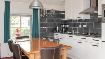 Een koelkast, een vaatwasser, een koffiezetapparaat/waterkoker