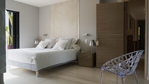 4 chambres, coffres-forts dans les chambres, fer et planche à repasser