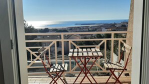 A balcony with a view of the sea, a tiled floor, and a metal railing. - * All comforts, private swimming pool, full sea view * (Fleury)