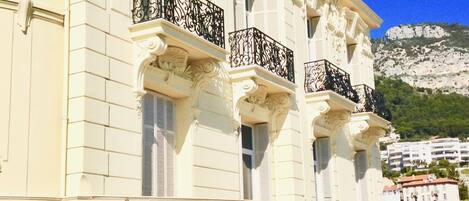 المنشأة من الخارج