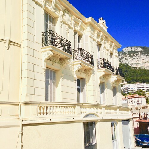Flat in Beausoleil, Monaco for 2-4 people with sea view terrace & paying parking