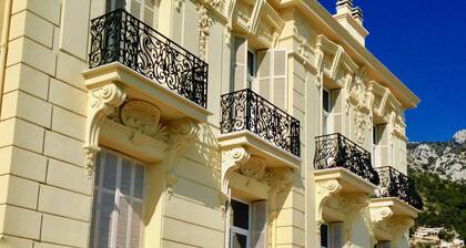 Flat in Beausoleil, Monaco for 2-4 people with sea view terrace & paying parking