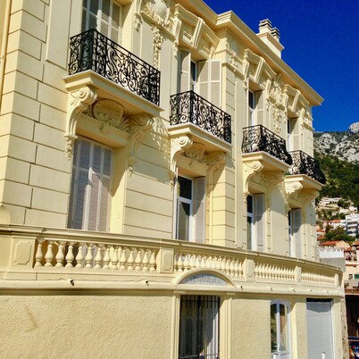 Flat in Beausoleil, Monaco for 2-4 people with sea view terrace & paying parking