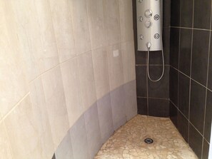 Shower, hair dryer, towels, toilet paper - Flat in Beausoleil, Monaco for 2-4 people with sea view terrace & paying parking (Beausoleil)