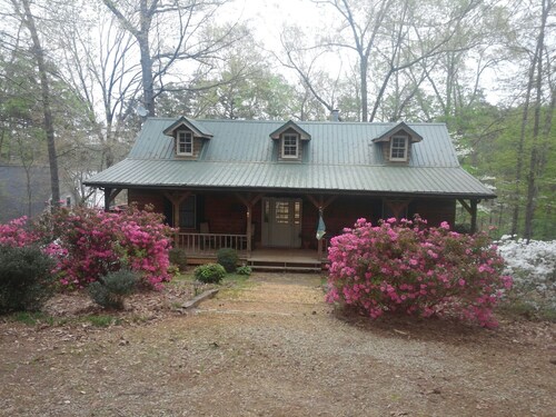 Cozy cabin on Lake Hartwell.  March Madness Special.  Book Today!!